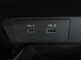 便利な充電用USBジャックも付いています。