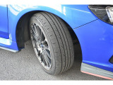 タイヤサイズは225/45R18です。