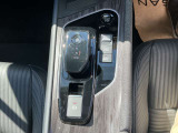 電気自動車およびe-POWER車特有の、軽い操作感なシフトレバー。パーキングブレーキは電磁式です。