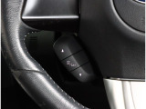 コンパクトで操作性に優れた本革巻きハンドル!各種ステアリングスイッチを装備しており、視線の移動を少なくクルーズコントロールの調整の操作を手元で操作ができ、快適な運転をサポートしてくれます!