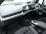 視線の先に自然と情報が集まり必要な操作へスムーズに手が届くBMWならではのコックピット。洗練されたデザインと上質な素材が調和し乗り込んだ瞬間からドライバーの走る歓びを日常に感じる空間です。