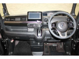 操作性に優れた運転席となります!小物入れや各ボタンの配置にこだわり、使いやすいです!座り心地もよく視認性も良好なのでロングドライブもお任せ下さい!