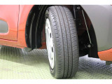 タイヤサイズ 185/60R15。お洒落なデザインのホイールキャップ付きスチールホイールを装着しています。