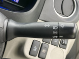 操作しやすい位置に配置され、スムーズなウインカー操作が可能です。安全運転をサポートする重要な機能です。周囲への注意を促しましょう。