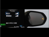 隣車線を走る車両をレーダーで検知し、ドアミラーでは確認しにくい後側方エリアに存在する車両に加え、急接近してくる車両も検知します。車両を検知するとドアミラーに搭載されたLEDインジケーターが点灯します。