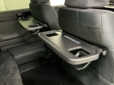 前席背面には格納式のテーブルも装備。食事やスマホ・タブレットでの動画視聴など様々な用途で活躍します。サイドにはちょっとした荷物がかけれる便利なコンビニフック付きです。