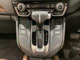 CVT車のセレクトレバーです。低速から高速まで、変速ショックのないスムーズな走りと、エンジン効率のよい領域を維持して燃費にも貢献します。サイドブレーキはスイッチ操作の電子制御パーキングブレーキです。
