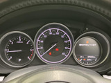 速度やエンジン回転数などの表示が並び、運転に必要な情報をまとめて確認できます。中央と左右の表示が見やすく整理され、走行前にも状態を把握しやすい構成です。