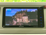 テレビ番組の映像を楽しめる画面を備えています。停車中の待ち時間などに視聴でき、車内で過ごす時間の楽しみが広がります。走行中の視聴を想定したご案内ではありません。