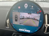 後方の映像を車載画面に表示するバックカメラ。駐車や車庫入れをサポートし、ガイドラインで距離や角度を確認でき、安全でスムーズな運転を助けます。