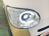 白く明るい光で夜間走行をサポートするLEDヘッドランプを搭載