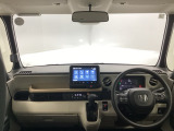見慣れた運転席からの景色も、ナビに目的地を入れるだけで新鮮に感じられますね。心地よいインテリアに囲まれて、これからのドライブが楽しみです