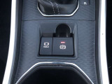 HOLD機能付きの電動パーキングブレーキ。HOLD機能を使用すると、信号待ちなどでフットブレーキから足を放しても、車は動かずそのまま停車してくれます。ドライブなど足が疲れた時には便利な機能です。