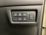 各種機能の切替スイッチは運転席パネル下に集約されています。任意で切り替え可能なため状況に合わせてお使いください。