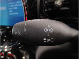 MINIの内装はとにかく『円』に拘ったデザインコンセプトが一目で伝わってきます。これほど円形に拘った車は他に御座いません。伝統のデザイン、トグルスイッチなど遊び心のある内装で御座います。
