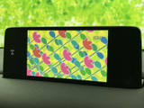 画面いっぱいにカラフルな映像が表示され、車内で映像を楽しむ際に活用できます。表示内容を見やすく確認できるモニターを備え、停車中のひとときにも便利にお使いいただけます。