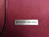 深みのあるダークチェリー色の幌が、ホワイトボディとの美しいコントラストを演出。100周年記念車ならではの上質さと特別感が際立つ一台です。