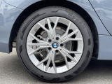 BMWならではの卓越した走りを支えるホイールと足回りです!日本車の走りに慣れている方にもぜひ体感して頂きたいほど、高いレベルでまとまっています!純正17インチアルミホイール。