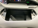 運転席前にも収納ボックスがあります!USBソケットもあるので携帯を置いておくのも便利です!