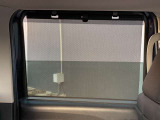 後席ロールサンシェードです。車内に差し込む日差しを和らげてくれます。