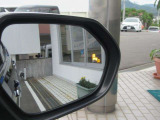 隣車線を走る車両をレーダーで検知し、ドアミラーでは確認しにくい後側方エリアに存在する車両に加え、急接近してくる車両も検知します。車両を検知するとドアミラーに搭載されたLEDインジケーターが点灯します。