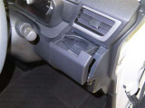 運転席にカップホルダーを装備しております。