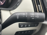 【オートライト(AUTO)】外の明るさをシステムが感知して、自動でヘッドライトが点灯します。ヘッドライトをつけ忘れを防ぐ便利機能です。