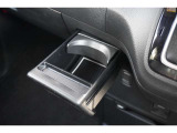 運転席と助手席の間に便利なドリンクホルダー付き!使用しない時はサッと収納できるので、車内をスッキリ見せることができます☆