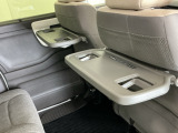 前席背面には格納式のテーブルも装備。食事やスマホ・タブレットでの動画視聴など様々な用途で活躍します。サイドにはちょっとした荷物がかけれる便利なコンビニフック付きです。