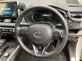 握りやすい形状で、快適なドライビングをサポート。操作性にも優れ、安全運転をサポートします。上質な素材感も魅力です。