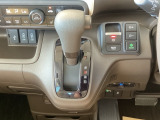 シフトはインパネシフト、パーキングブレーキは電子制御なので運転席と助手席の間はすっきりしています。