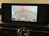 レクサスのお車はすべてバックモニターを標準装備。駐車時のご不安を解消する、パノラミックビューモニターも装備しています。