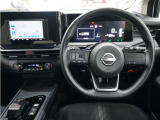 運転にかかわる様々な操作を安全に行えるように視点移動が少なく、操作性に配慮されたスイッチ類が凝縮されたコクピットです。
