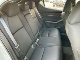 体をしっかり支えるシート形状と程よいクッション性で、運転姿勢を保ちやすい設計。アクセル・ブレーキ・ステアリングが自然に操作できる位置に配置され、長時間の運転でも疲れにくいシート設計となっております。