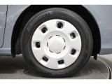 純正のホイールカバーが足元を飾ります!タイヤサイズは185/65R15です。