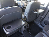 【後席用テーブル】ドリンクホルダーが付いた折りたたみ式のパーソナルテーブルです。運転席・助手席のシートバックに装備しているパーソナルテーブルです。