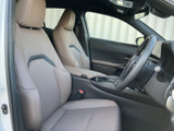 明るい色合いのシートが、運転席と助手席に落ち着いた雰囲気を添えています。前方やサイドの視界も確保しやすく、乗り降りの際にも室内全体を見渡しやすい空間です。