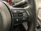 ステアリング右手側にクルーズコントロールスイッチ。アクセルペダルを踏まずに一定速走行が出来るので、高速道路での走行がグッと快適になります。