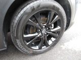 18インチ純正アルミホイールを装備。タイヤサイズは215/55R18となります。