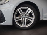 ●オシャレは足元からといいますが、車も同じく足元のエレガンスさで全体のイメージが変わります。