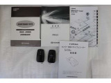 メンテナンスノート、取扱説明書です。メンテナンスノートにはその車の整備記録が事細やかに記録されています。車の履歴が判るとても重要な物です。車検証と一緒に大切に保管してくださいね!