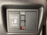 左側電動スライドドアは運転席からでも操作ができるように、ハンドル付近に開閉の操作スイッチが付いています。