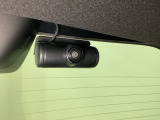 後方にもドライブレコーダーのカメラが付いています。前後両方でお車の周りを監視・記録いたします。