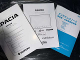 メンテナンスノート、取扱説明書です。 その車の整備記録が事細やかに記録されています。 車が生まれてから今までどのような道を歩んできたのか判るとても重要な物ですよ。