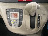 【オートエアコン】一度お好みの温度に設定すれば、車内の温度を検知し風量や温度を自動で調整。暑い&hellip;寒い&hellip;と何度もスイッチ操作をする必要はありません。快適な車内空間には必須の機能ですね♪