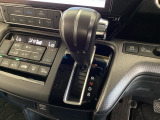 CVT車のセレクトレバーです。低速から高速まで、変速ショックのないスムーズな走りを実現するとともに、エンジン効率のよい領域を維持することで燃費にも貢献します。