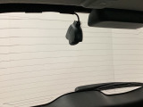後方にもドライブレコーダーのカメラが付いています。前後両方でお車の周りを監視・記録いたします。