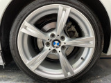 BMWならではの卓越した走りを支えるホイールと足回りです!日本車の走りに慣れている方にもぜひ体感して頂きたいほど、高いレベルでまとまっています!