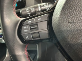ステアリングにオーディオ操作スイッチが付いています。オーディオ画面に直接タッチしなくても操作が出来ますので、運転に集中できます。