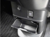 ◆センターロアボックス◆インパネ中央の下部には、ごみ箱としても使用する事ができるセンターロアボックスを装備しております。